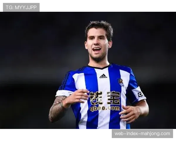 “特写：在训练场加练任意球至夜幕降临的贝蒂斯年轻中场”