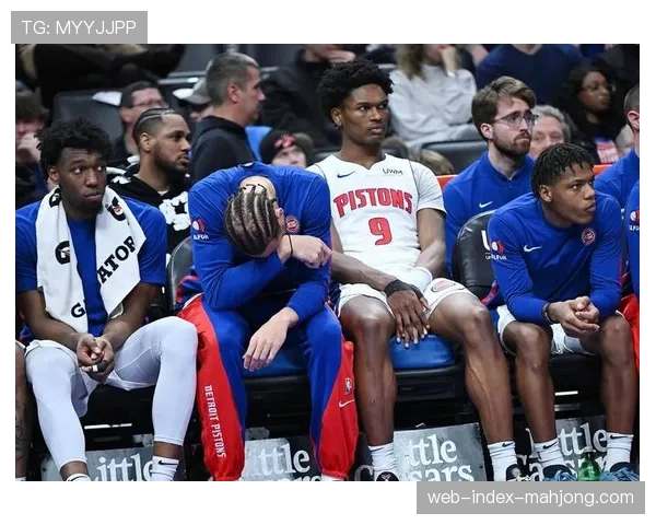 特写:活塞年轻球员在赛季最后一战赛后交换球衣 特写:活塞年轻球员在赛季最后一战赛后交换球衣